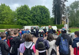 	Gli alunni in piazza Papa Giovanni Paolo II insieme alla Protezione Civile
